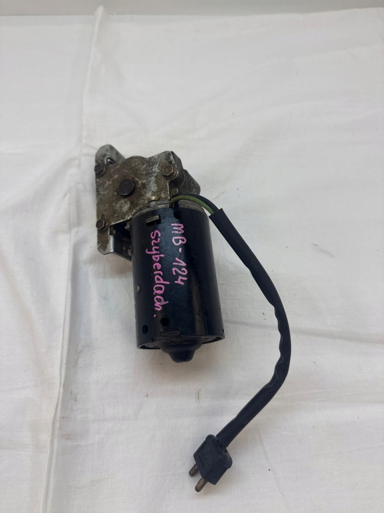 Б/у оригинальный моторчик люк mercedes-benz w126 w123 0390251699 Недорого