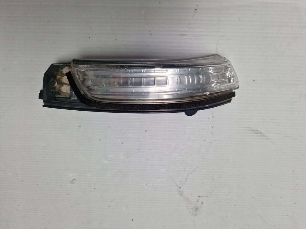 фото №1, Avensis t27 - поворотник зеркало правый