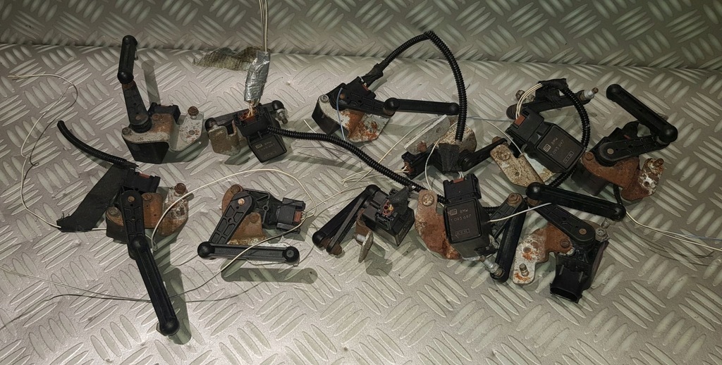 фото №12, Bmw e60 e61 e63 датчик рівня лампа вирівнювання світла лівий задня 1093697