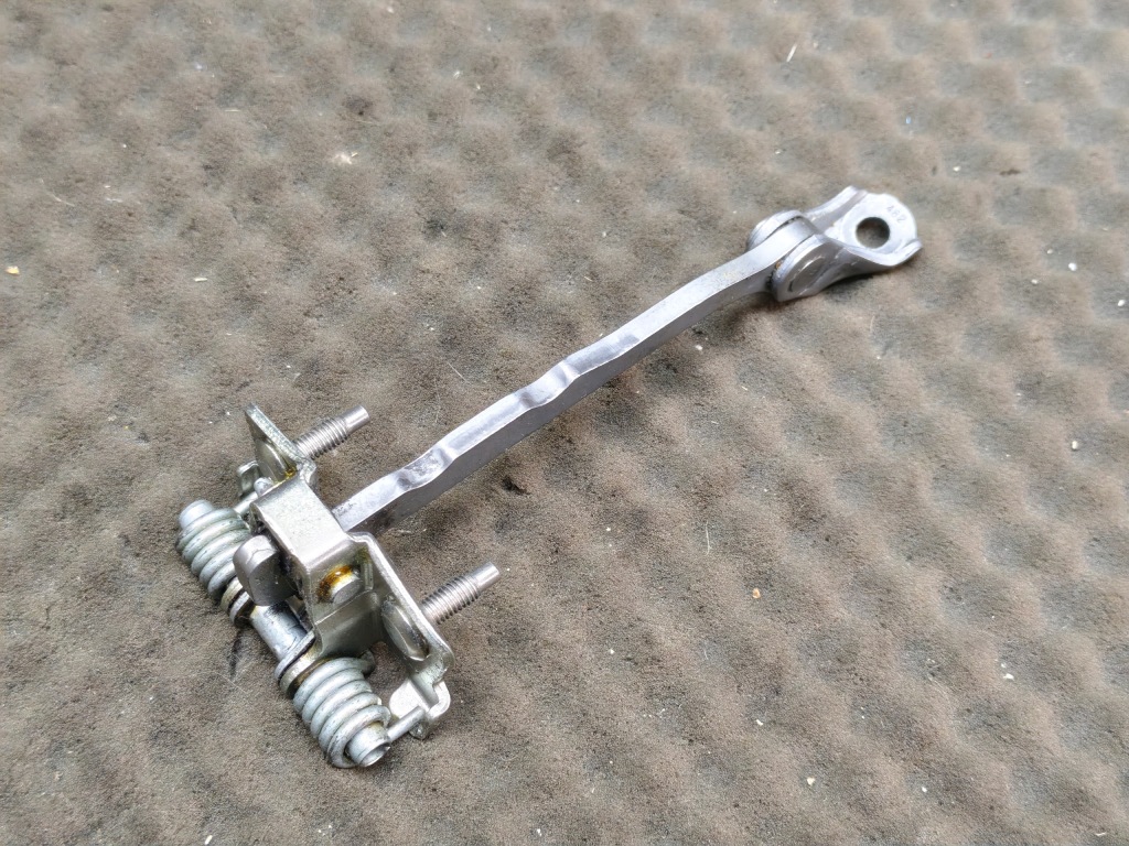 Купити 80431-00qab обмежувач двері ліва перед nissan primastar