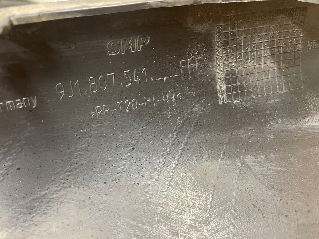 фото №8, Porsche taycan 9j1 молдинг бампера спойлер перед 9j1807541fff