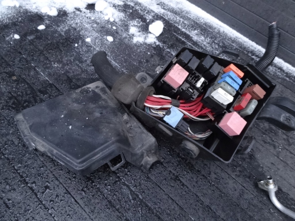 фото №1, Dacia duster 2012r 1,6 4x4 коробка предохранителей