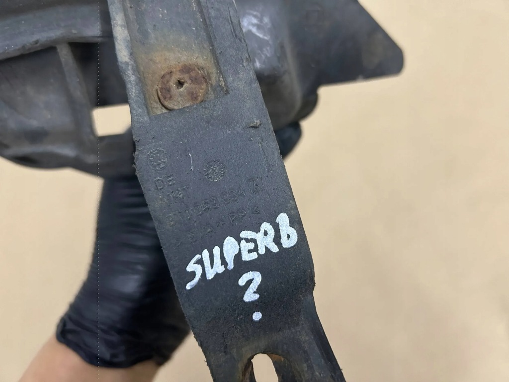 фото №5, Пластик кронштейн подкрылок правый задняя 3t0853834 skoda superb ii