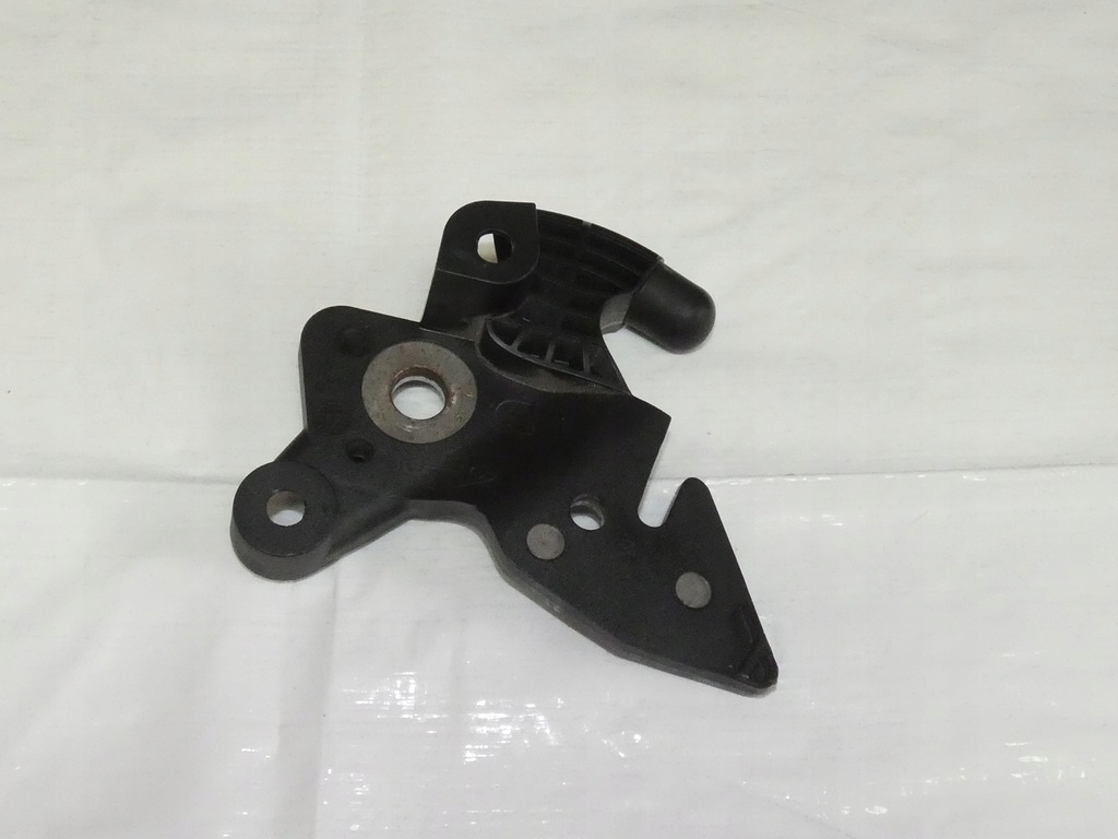 фото №1, Peugeot 208 замок крепление сиденье спинка правый