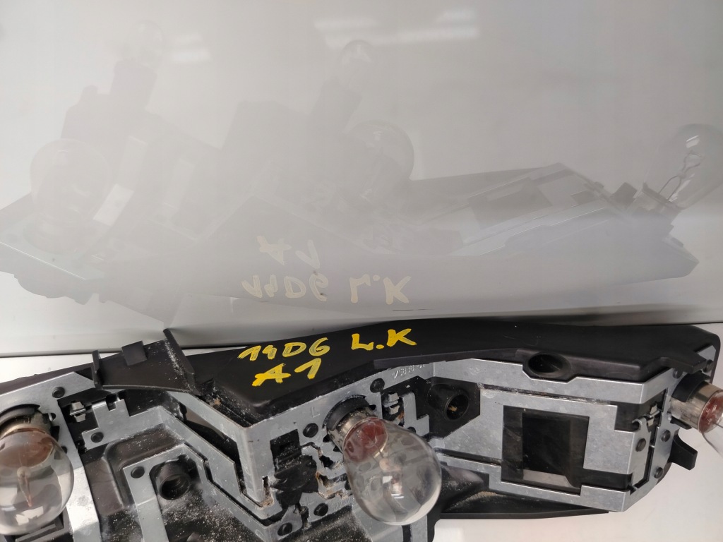 Audi a1 8x 10r- вкладиш роз'єм лампи лівий задній 8x0.945.093 Зі Шроту