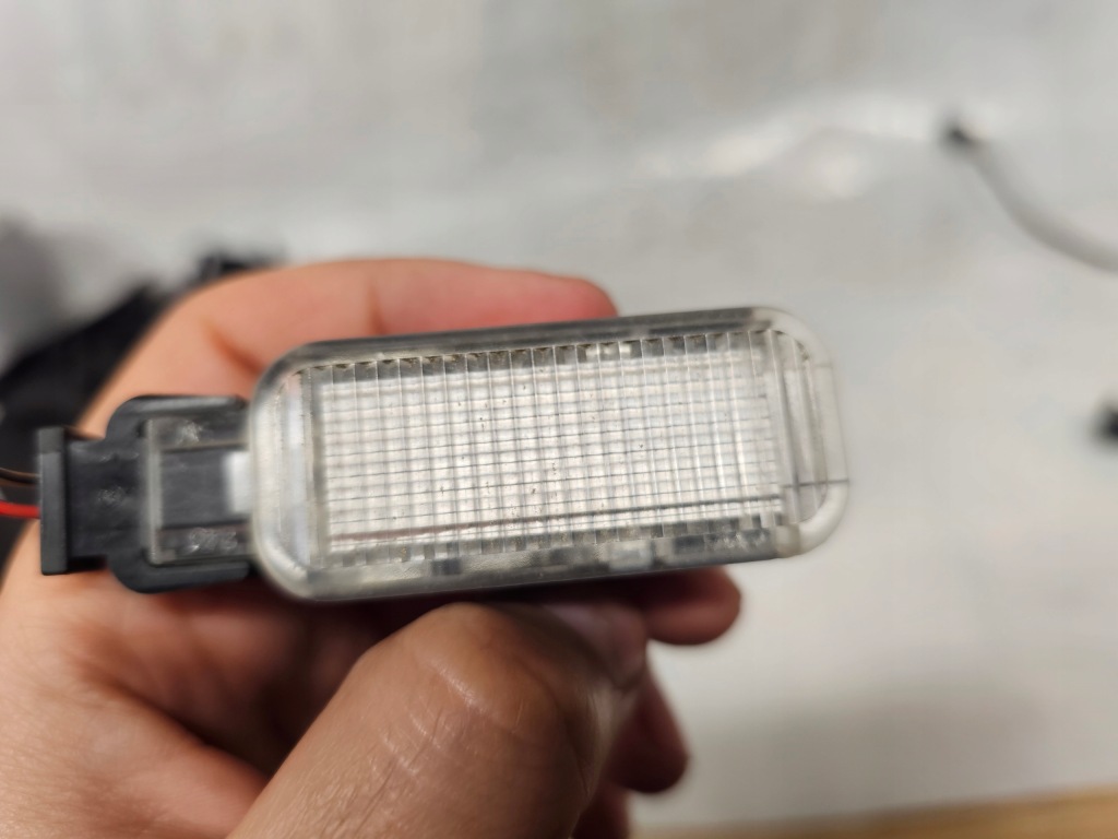 фото №3, Volkswagen passat b5 лампа освещение салона 3b0947415b