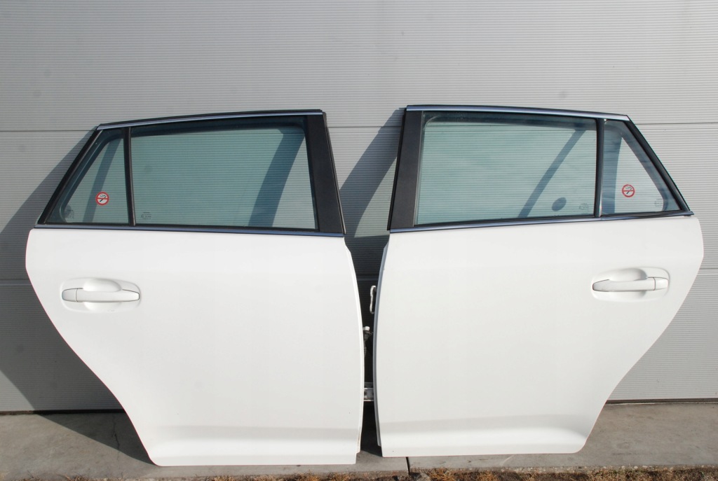 Купити Toyota avensis t27 універсал дверей l / p задні 040