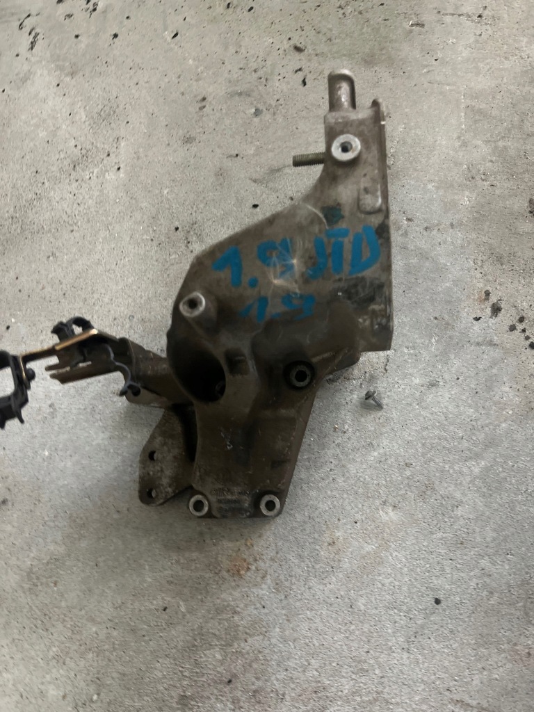 Купити Alfa romeo оригінальний номер 46767681 кронштейн насоса уприскування