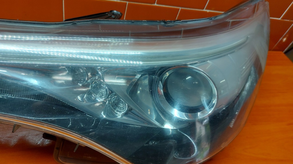 Фара фонарь  левая левый перед toyota avensis t27 15- рестайлинг Киев