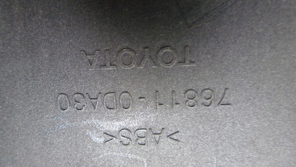 фото №8, Toyota yaris iii накладка крышки задний 76801-0db20