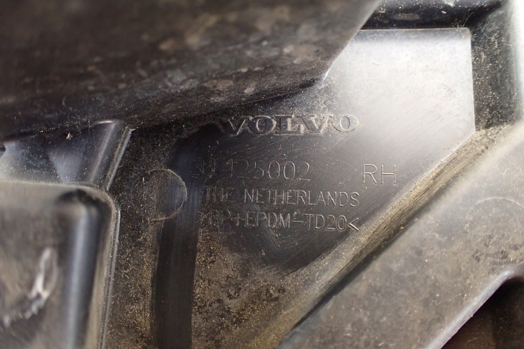 фото №7, Volvo v40 cross country 12- направляющая бампера правый передний 31425002 rh оригинальный номер