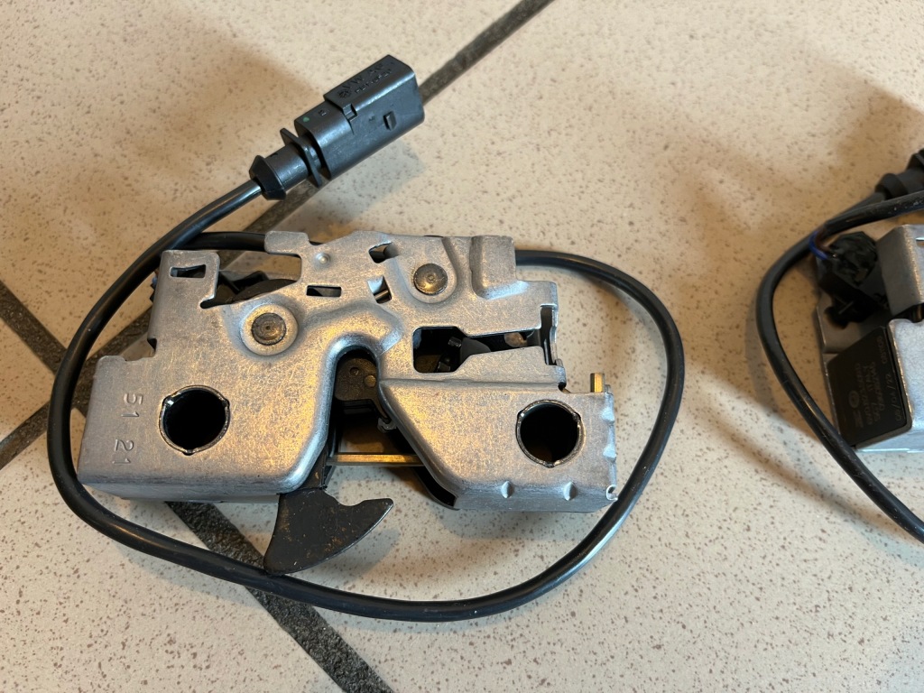 фото №7, Skoda fabia iii 3 6v0 замок капот засувка