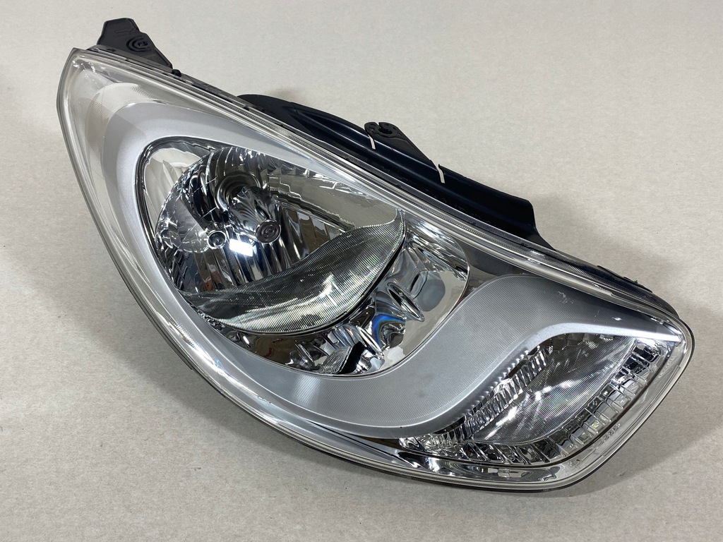 фото №1, Hyundai i10 lift 10- лампа правая правый перед идеальное состояние