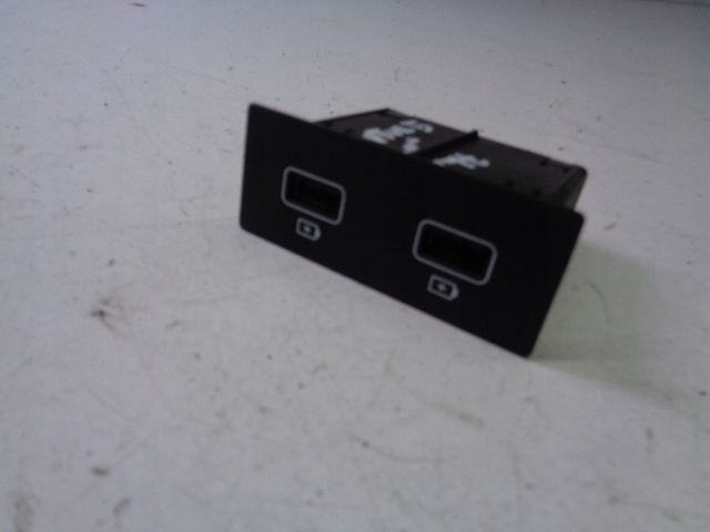 фото №1, Роз'єм порти usb задня renault captur ii 1.3 tce автоматична коробка передач 2020 rok