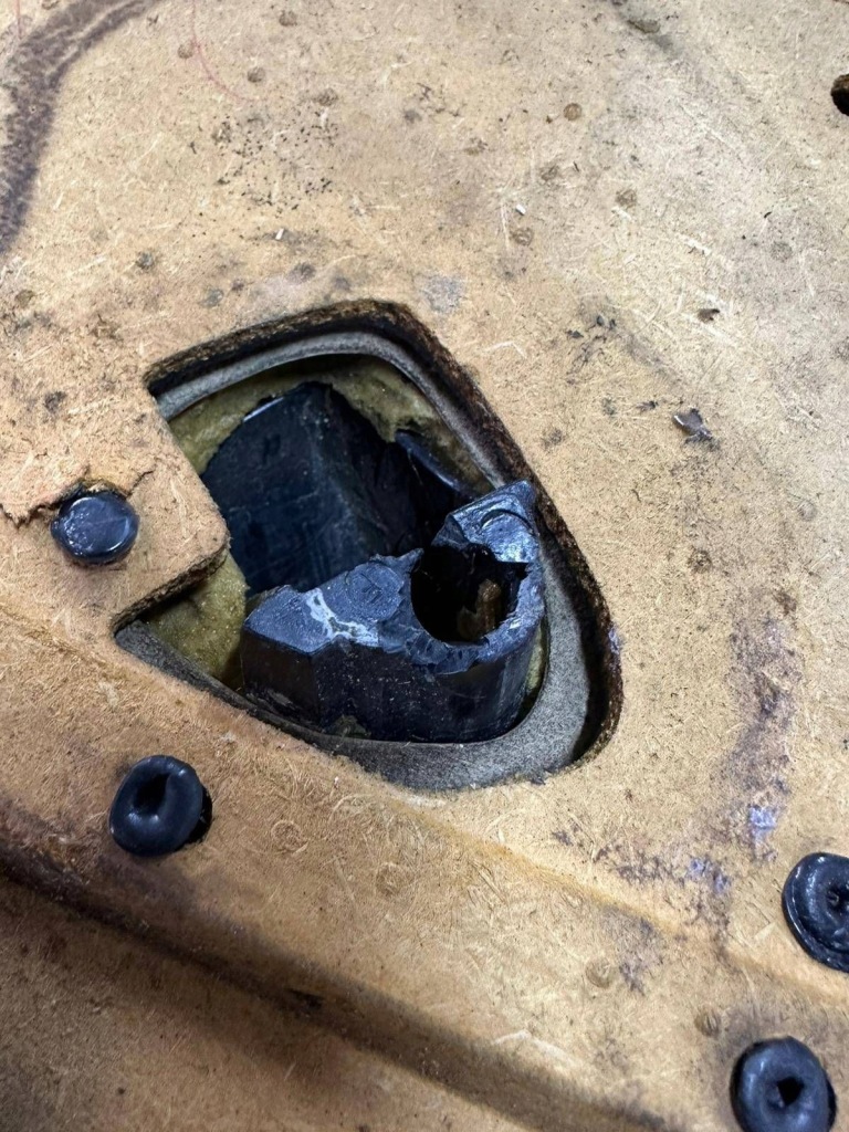 Обшивка дверь правых bmw z3 Недорого