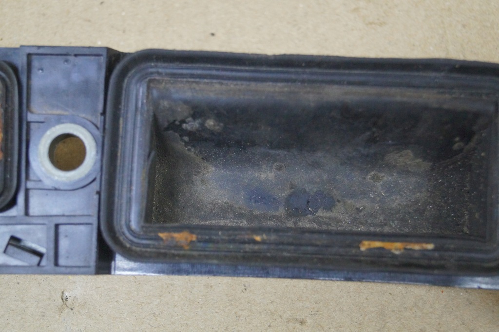 фото №5, Vw golf v plus накладка крышки микровыключатель 1t0827574f