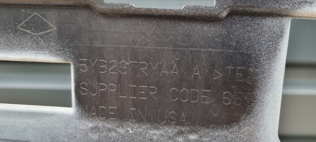 Grand cherokee wk2 рестайлинг  srt 18- бампер перед b143 с Разборки