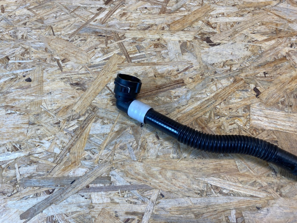 Пабтрубок  труба шланг воды tesla model 3 y 1501325-00-b Киев