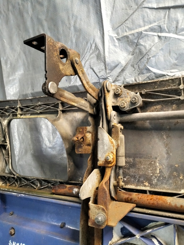 Решітка  решітка радіатора капот scania p94 bd4 2000r 1597571 s449 Ціна