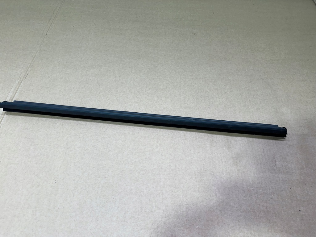 фото №9, Молдинг ущільнювач правий перед, права передня mercedes b klasa w247