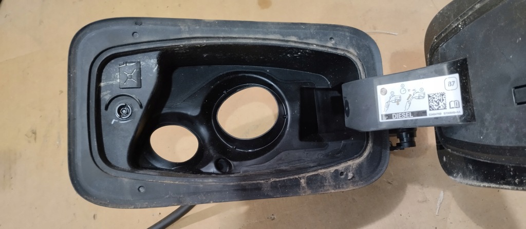 Крышка заливной топлива jeep commander ii 21r- 2.0 дизель adblue 53464769 в Украине