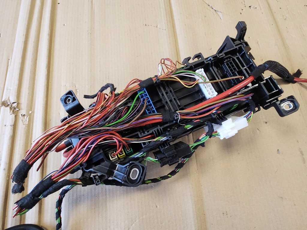 фото №1, Коробка предохранителей mercedes-benz оригинальный номер 2465400040