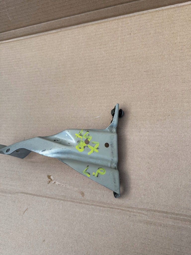 фото №1, Audi a4 b7 кронштейн крила правий оригінал