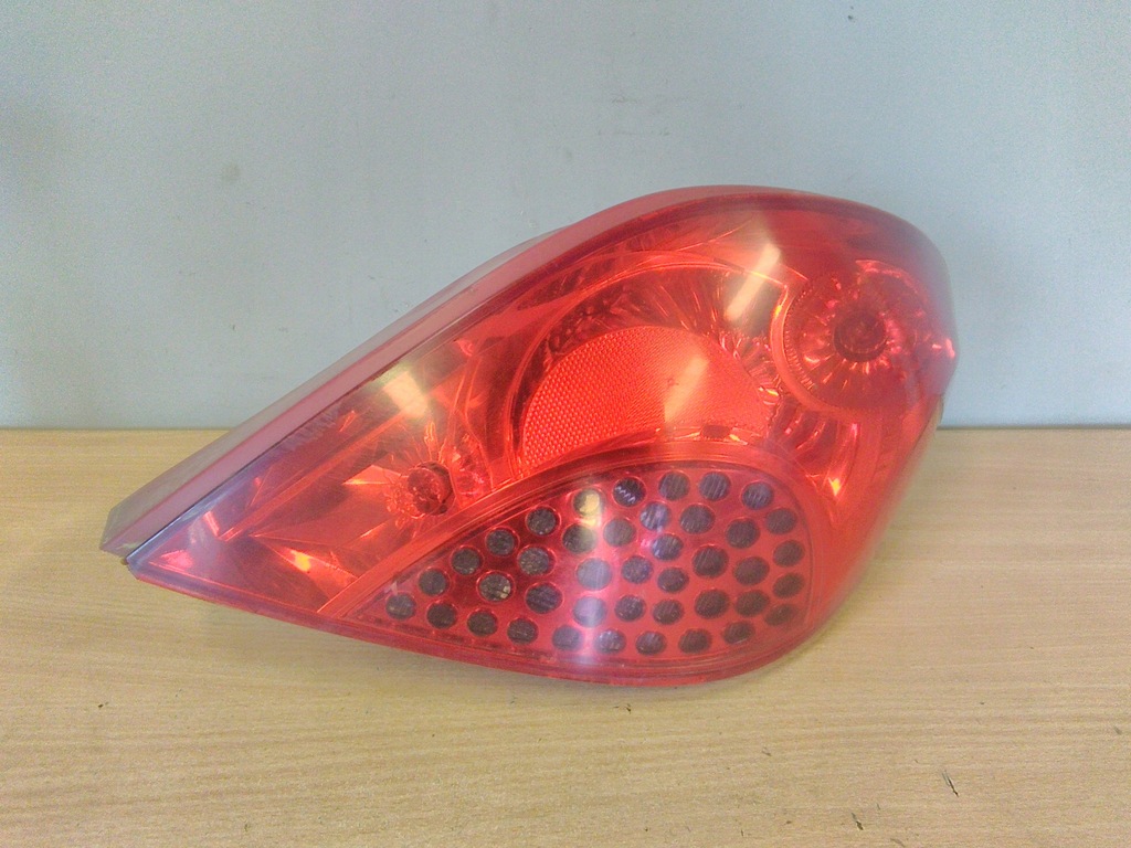 фото №1, Peugeot 207 hb лампа права задня