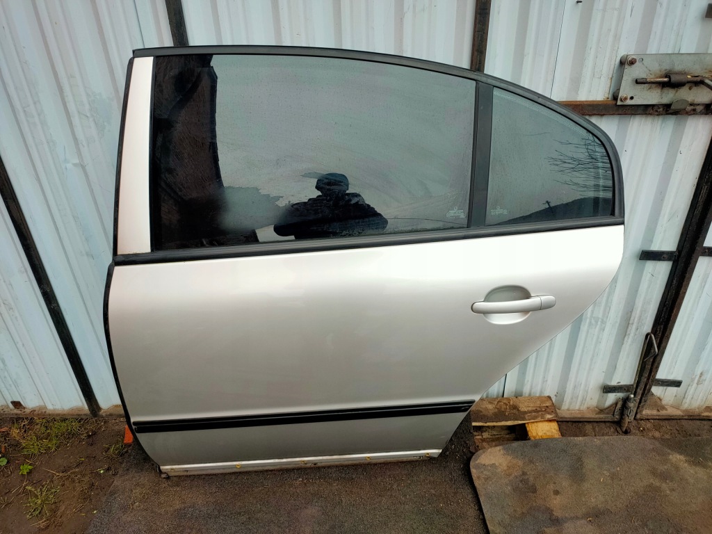 Дверь левая задний  skoda superb 1 цвет 9102 Доставка