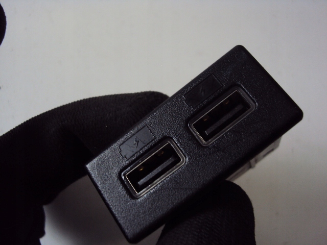 фото №2, Зарядний пристрій usb alfa romeo stelvio