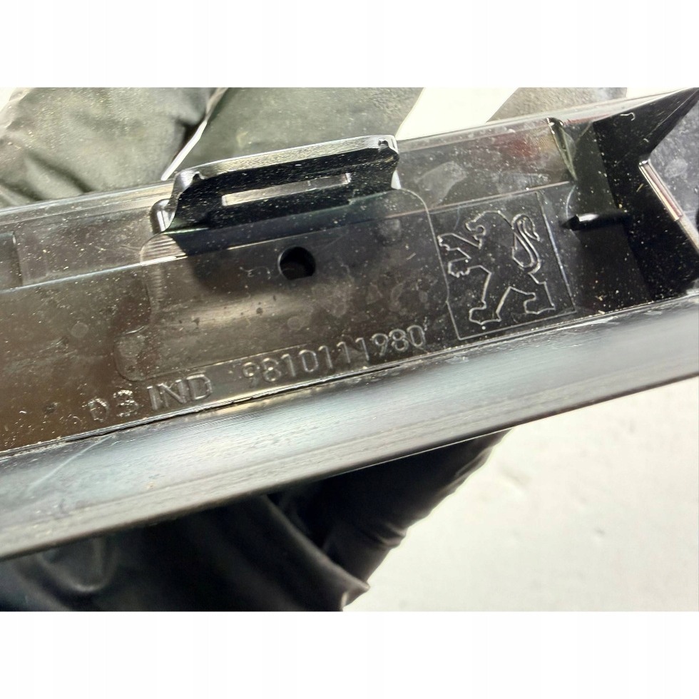 5008 ii 3008 ii рестайлинг  молдинг уплотнитель правая стекло лобовое 9810111980 в Украине