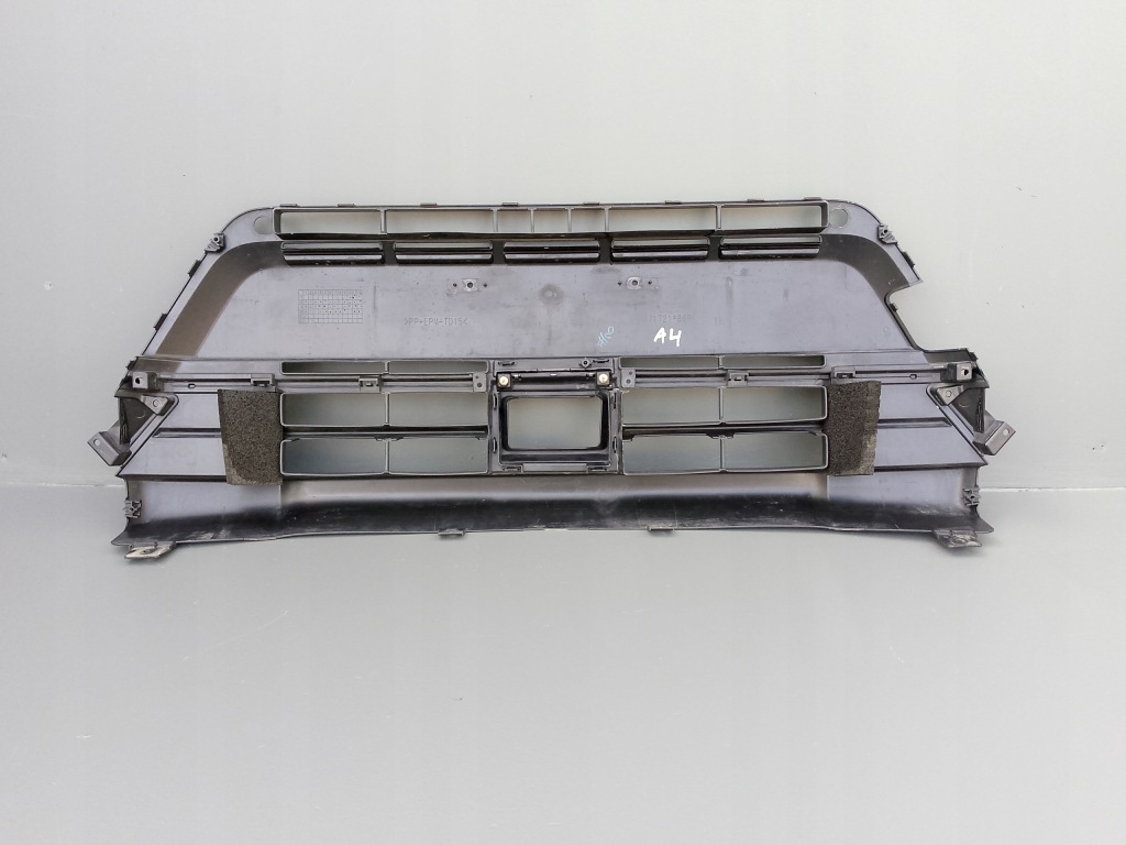 Купить Suzuki vitara iii 3 lift 2018- решётка бампера средняя перед 71721-86r =