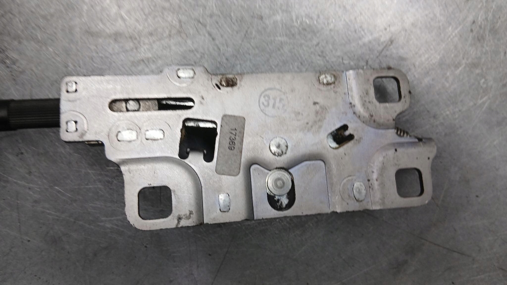 фото №11, Засувка доводчик кришки audi a8 d3 02-09r 3.0 tdi 233km