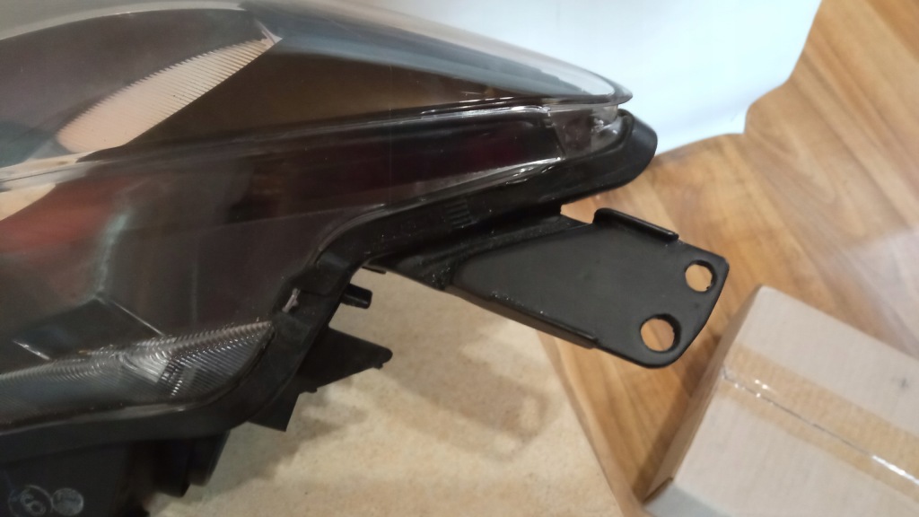 фото №4, Mazda оригинальный номер db5j-51030 лампа фара