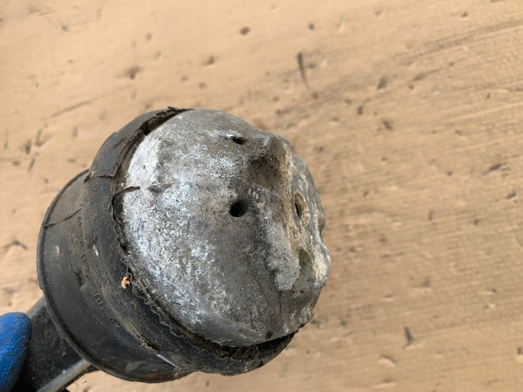 фото №4, Кронштейн подушка двигуна w202 2.2 cdi 2102400617