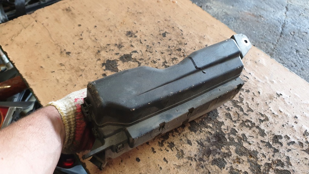 фото №1, Toyota avensis t25 коробка предохранителей