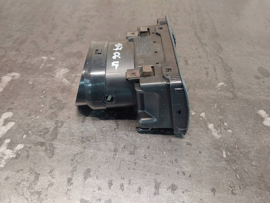 фото №9, Решітка обдув ліва панелі приладової панелі skoda octavia mk1 1u 1u1819701