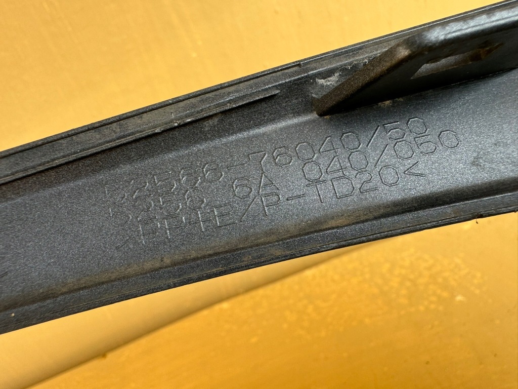 Lexus ct200h f-sport рестайлінг  14-22r решітка решітка  бампера ліва задня в Україні