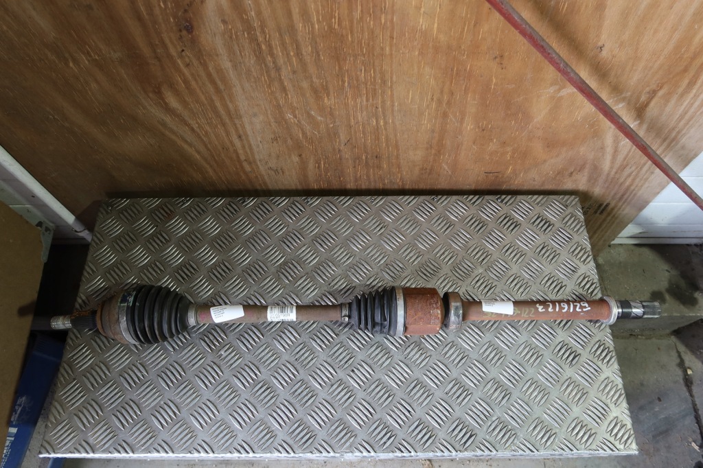 фото №1, Приводной вал правая megane iv 391005190r uszk. резиновый элемент