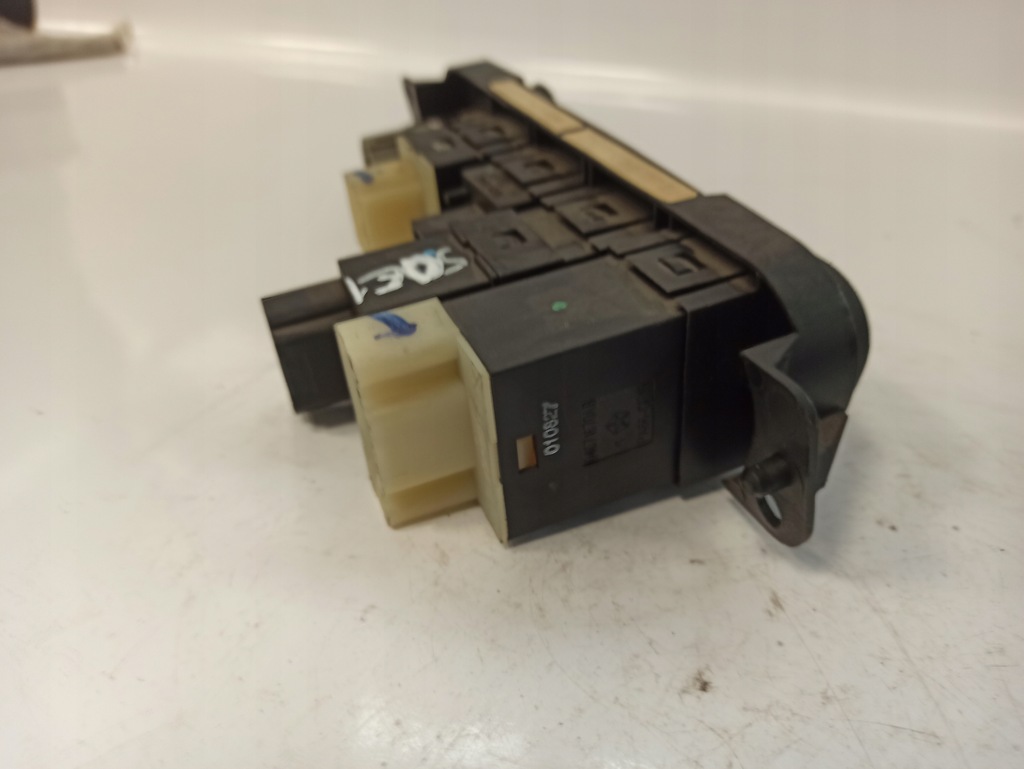 фото №8, Chrysler pt cruiser 2.2crd панель керування перемикачів 04671622af