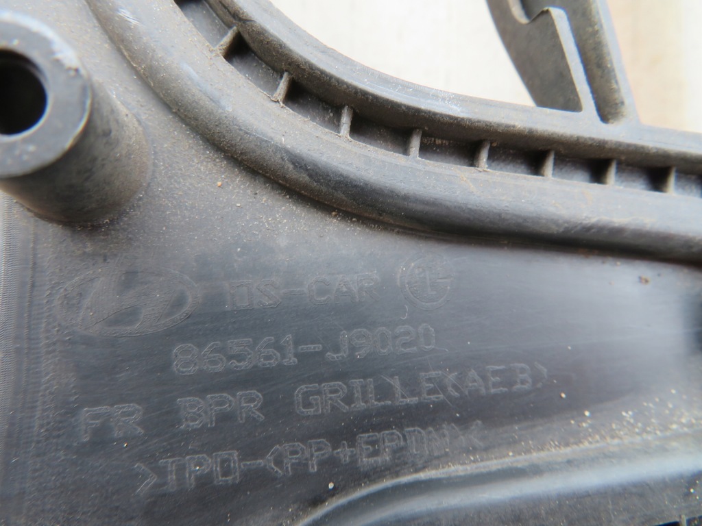 Hyundai kona решітка середня бампера передній 17- 86561-j9020 Недорого