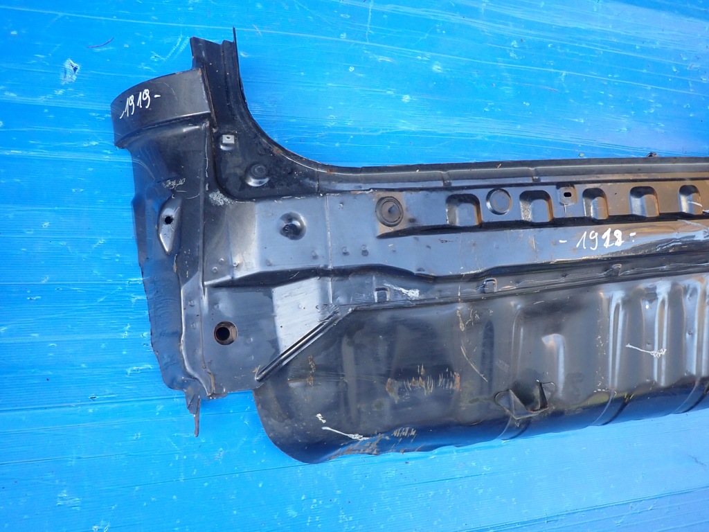 фото №3, Toyota avensis verso 01- pas задній