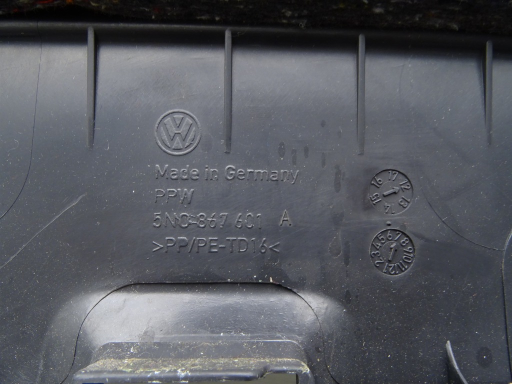 Обшивка крышки багажника задний  накладка обивка 5n0867601a tiguan 1 5n рестайлинг Оригинал