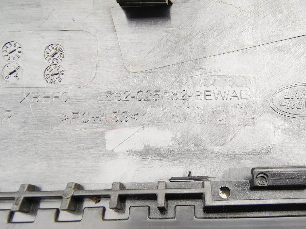 Land rover defender 2 l663 правий молдинг скло лобове l8b2-025a52-bew в Україні