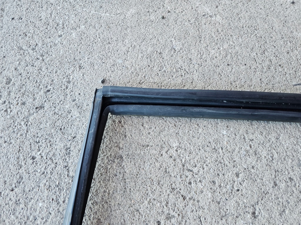 Peugeot rifter 21r прокладка стекло дверь раздвижных правая задняя 9818017380 в Украине