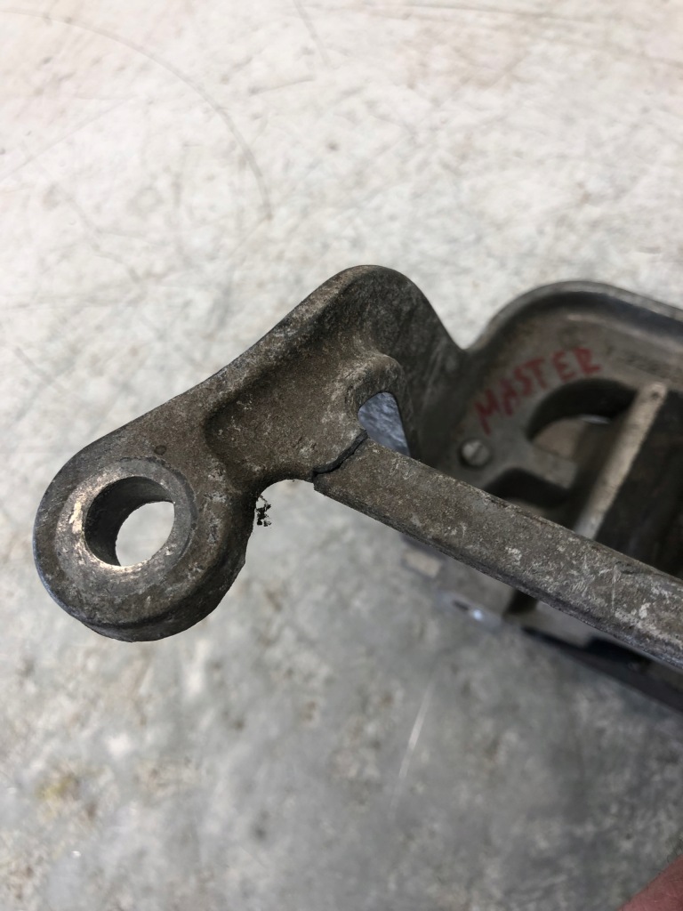 фото №3, Кронштейн опора двигателя renault master 112225095r