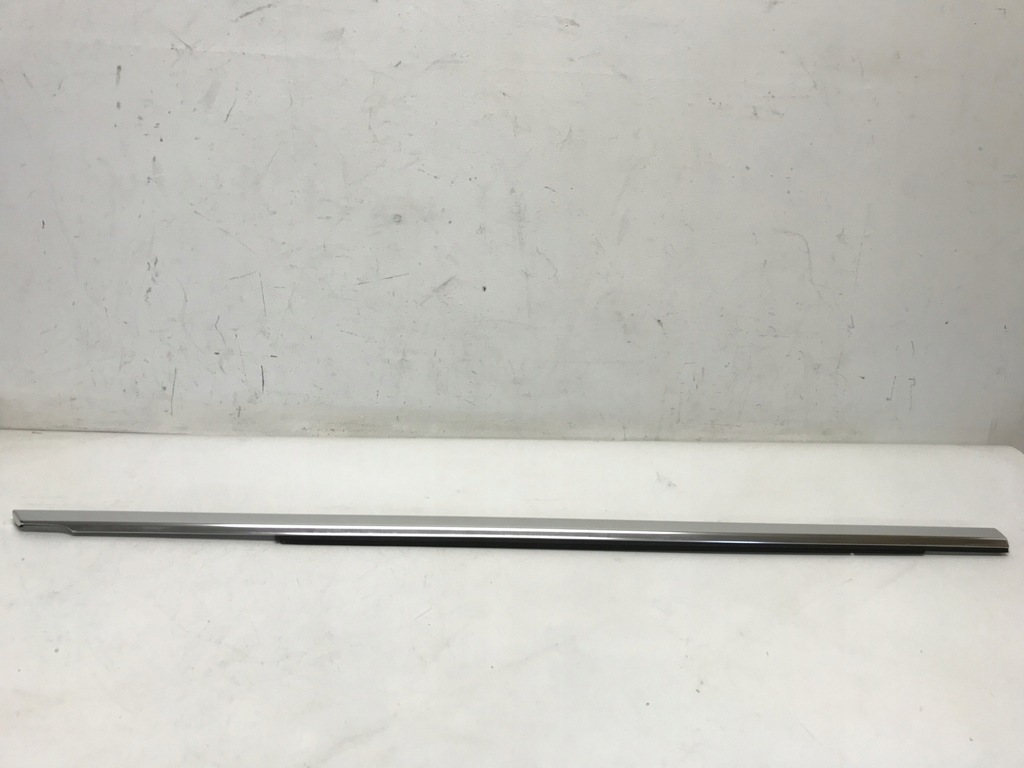 фото №1, Mercedes w213 молдинг уплотнитель перед правый