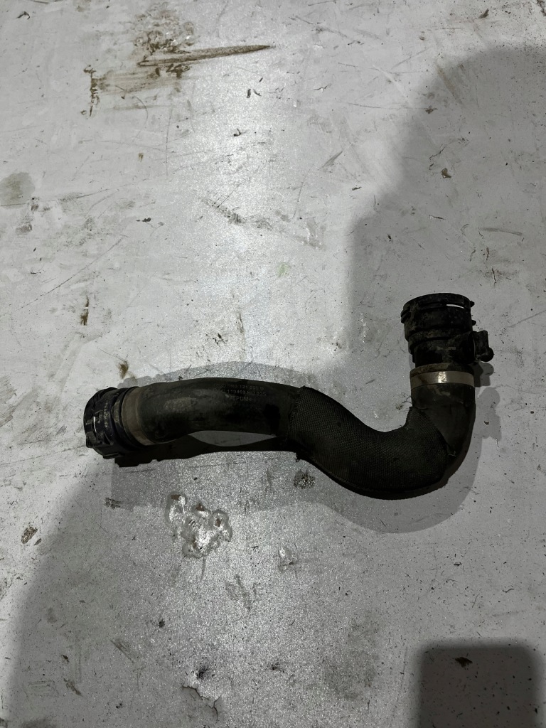 Купить Audi q5 3.2 fsi труба шланг пабтрубок  радиатора воды 8r0121055b