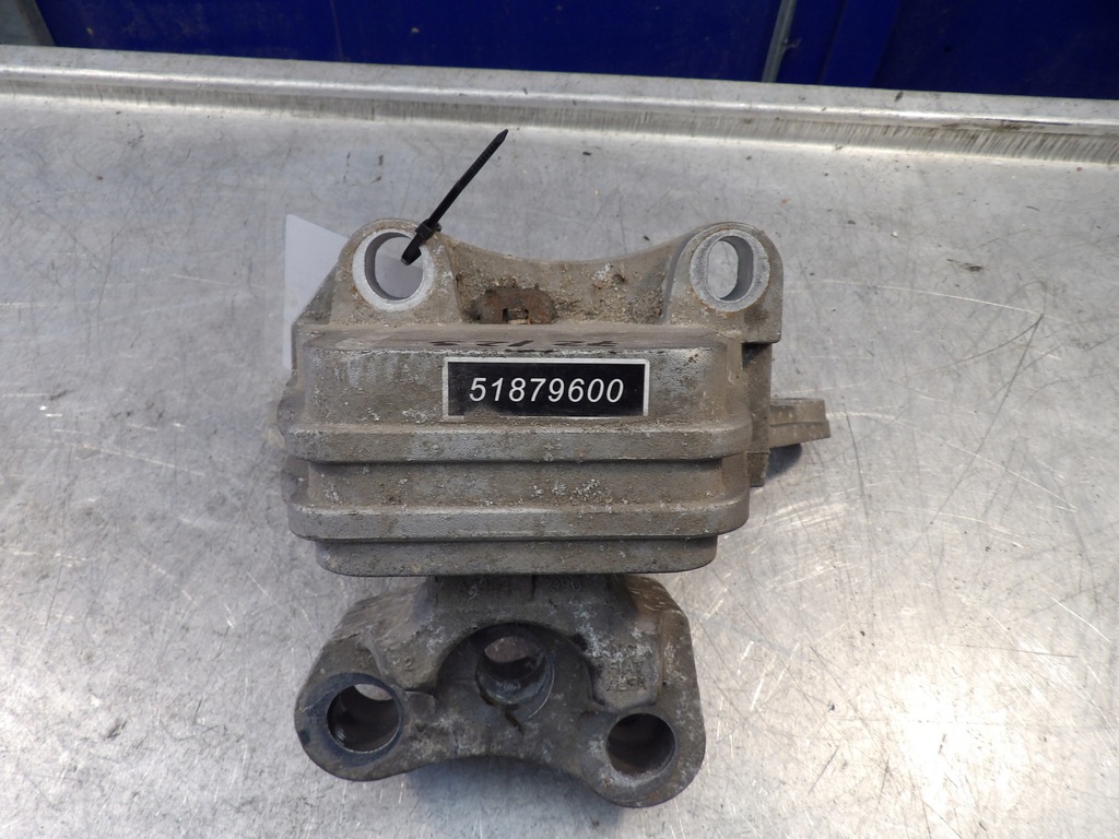 фото №1, Alfa romeo оригінальний номер 51879600 кронштейн подушка двигуна