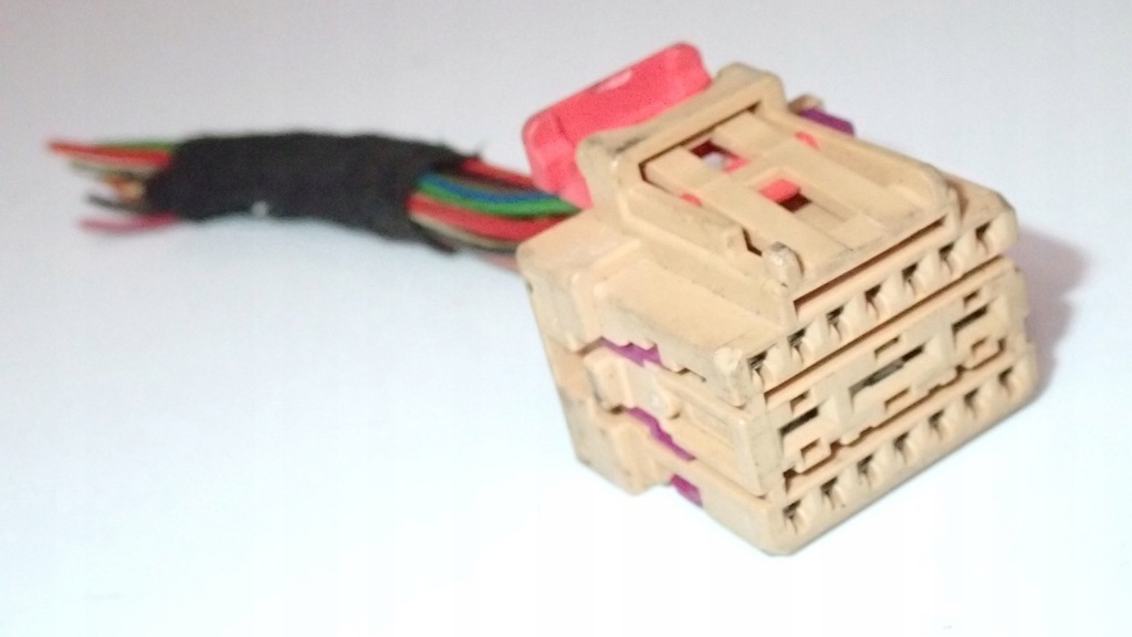 фото №1, Колодка штекер соединитель бежевая audi 8k0972483a